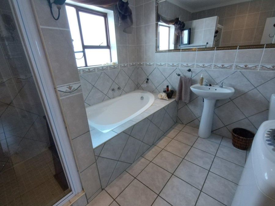 5 Bedroom Property for Sale in Wavecrest Eastern Cape